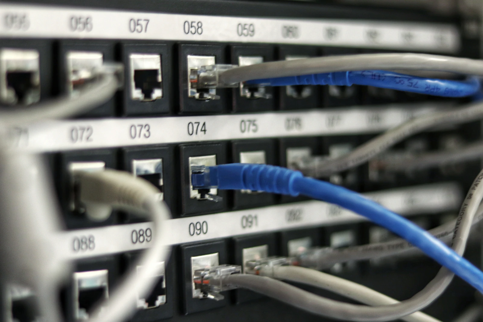 Painéis e cabos organizados de um rack de rede corporativa