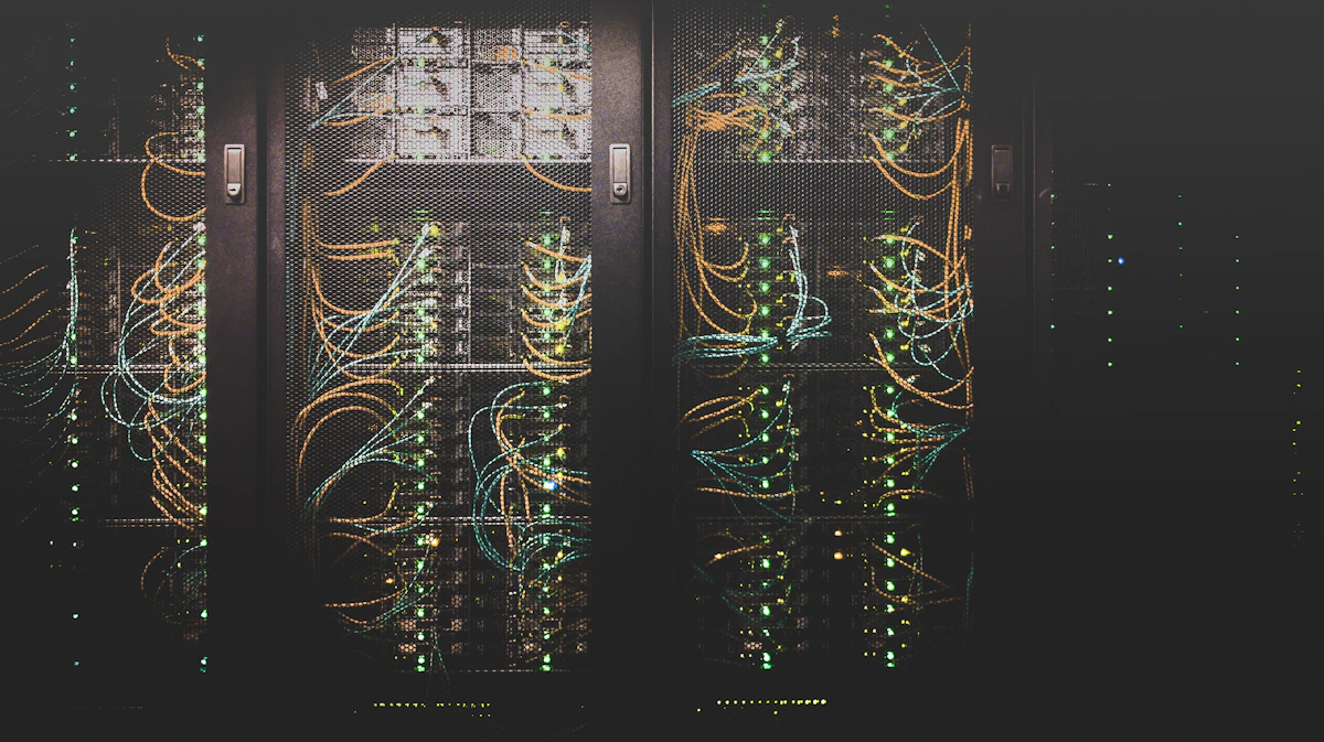 Corredor de servidores em um data center com iluminação fria